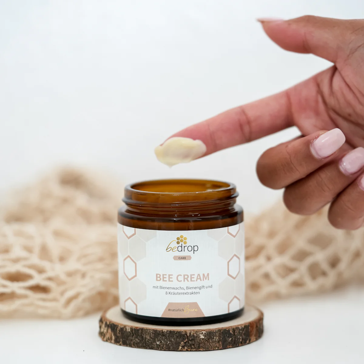 Bee Cream Bienengiftsalbe mit 8 Kräuterextrakten - 100g - Image 3