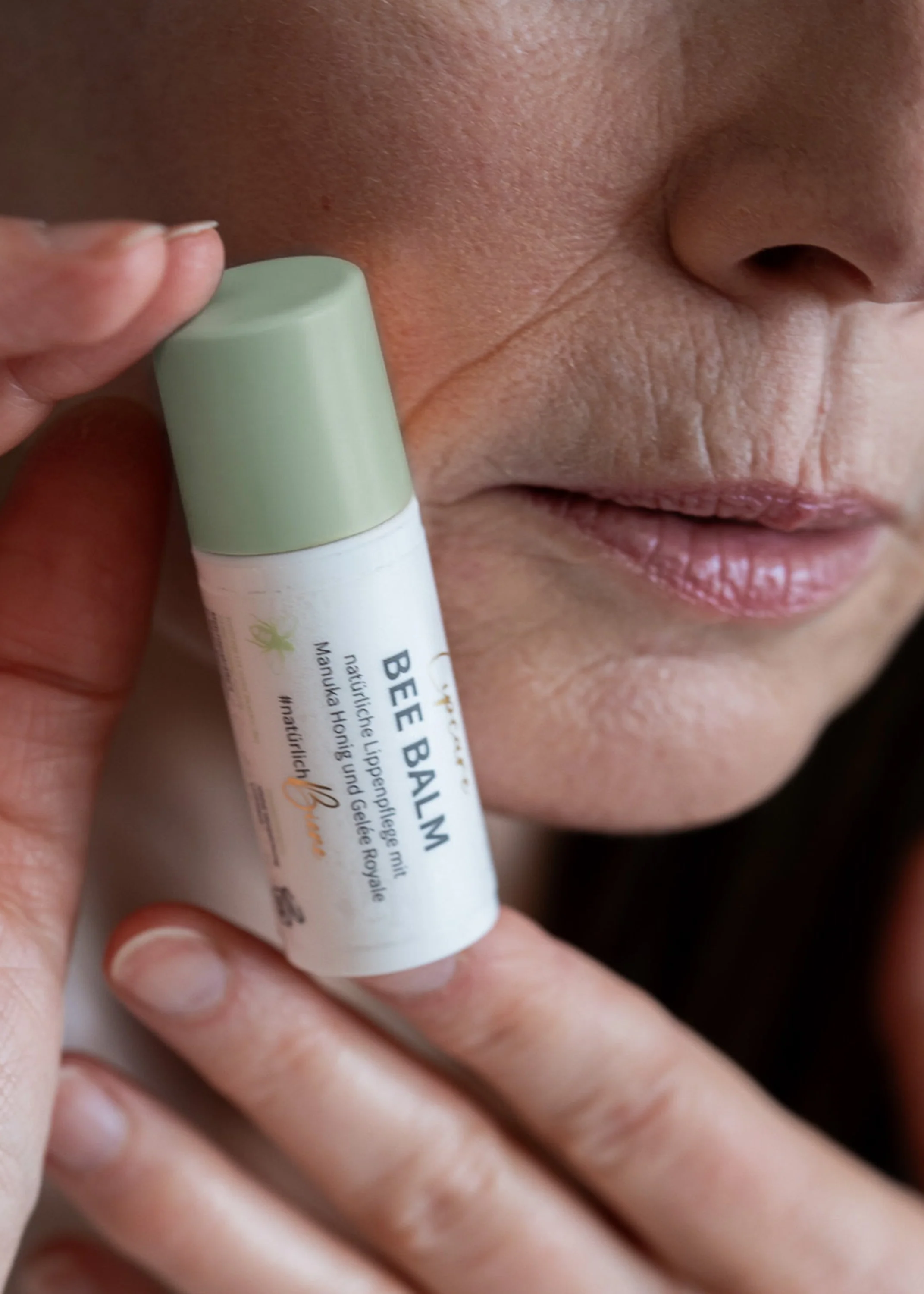 Bee Balm - natürlicher Lippenpflegebalsam mit Manuka Honig, Gelée Royale & Retinol - Image 4
